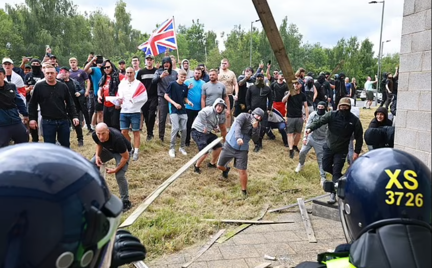 英國極右反移民示威｜英格蘭北部洛達咸（Rotherham）一間住有來自外國尋求庇護者的酒店受襲，大批蒙面示威者衝擊酒店及縱火，又向在警員投擲雜物。(網上圖片)